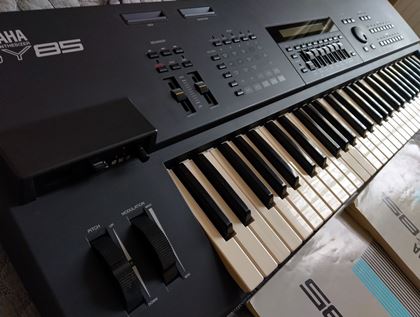 Yamaha-SY85 with USB drive, 16GB USB stick